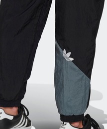 adidas（アディダス）の「アディカラー スライスド トレフォイル