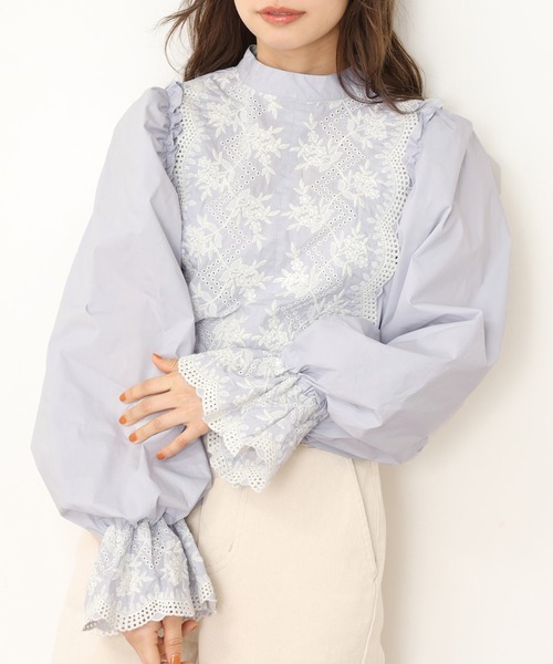 one after another NICE CLAUP（ワンアフターアナザーナイスクラップ）の「刺繍ブラウス（シャツ/ブラウス・レディース・ブラック/ベージュ/オフホワイト/サックスブルー・FREE）」の4枚目の写真