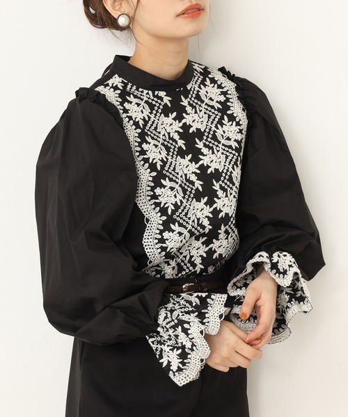 one after another NICE CLAUP（ワンアフターアナザーナイスクラップ）の「刺繍ブラウス（シャツ/ブラウス・レディース・ブラック/ベージュ/オフホワイト/サックスブルー・FREE）」の2枚目の写真