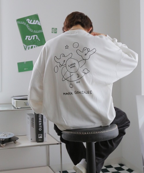 Mark Gonzales（マーク・ゴンザレス）の「Mark Gonzales/マークゴンザレス 別注 ビッグシルエット プリント 刺繍 裏毛 長袖 スウェット トレーナー　オーバーサイズ（スウェット・メンズ・ホワイト/ブラック/ダークグリーン/グレー/ブルー/ホワイト系その他/ブラック系その他/グレー系その他/グリーン系その他/ブルー系その他/ホワイト系その他2/ホワイト系その他3/ホワイト系その他4/ホワイト系その他5/ブラック系その他2/ブラック系その他3/ブラック系その他4/ブラック系その他5/グレー系その他2/グレー系その他3/グリーン系その他2/グリーン系その他3/グリーン系その他4/ブルー系その他2・M/L）」の2枚目の写真