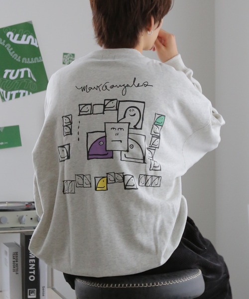 Mark Gonzales（マーク・ゴンザレス）の「Mark Gonzales/マークゴンザレス 別注 ビッグシルエット プリント 刺繍 裏毛 長袖 スウェット トレーナー　オーバーサイズ（スウェット・メンズ・ホワイト/ブラック/ダークグリーン/グレー/ブルー/ホワイト系その他/ブラック系その他/グレー系その他/グリーン系その他/ブルー系その他/ホワイト系その他2/ホワイト系その他3/ホワイト系その他4/ホワイト系その他5/ブラック系その他2/ブラック系その他3/ブラック系その他4/ブラック系その他5/グレー系その他2/グレー系その他3/グリーン系その他2/グリーン系その他3/グリーン系その他4/ブルー系その他2・M/L）」の14枚目の写真