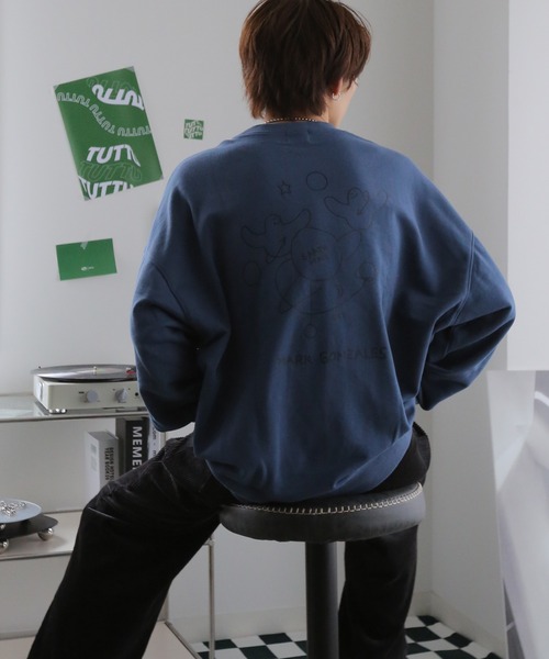 Mark Gonzales（マーク・ゴンザレス）の「Mark Gonzales/マークゴンザレス 別注 ビッグシルエット プリント 刺繍 裏毛 長袖 スウェット トレーナー　オーバーサイズ（スウェット・メンズ・ホワイト/ブラック/ダークグリーン/グレー/ブルー/ホワイト系その他/ブラック系その他/グレー系その他/グリーン系その他/ブルー系その他/ホワイト系その他2/ホワイト系その他3/ホワイト系その他4/ホワイト系その他5/ブラック系その他2/ブラック系その他3/ブラック系その他4/ブラック系その他5/グレー系その他2/グレー系その他3/グリーン系その他2/グリーン系その他3/グリーン系その他4/ブルー系その他2・M/L）」の22枚目の写真