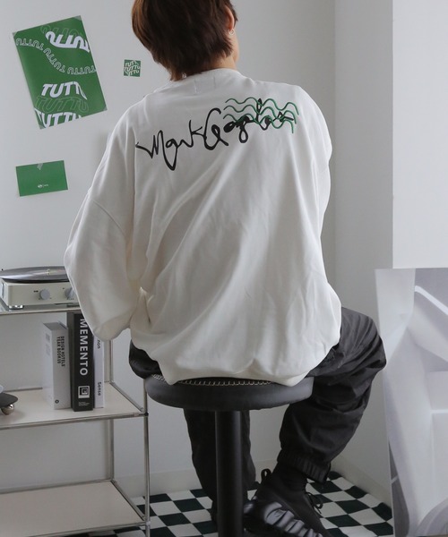 Mark Gonzales（マーク・ゴンザレス）の「Mark Gonzales/マークゴンザレス 別注 ビッグシルエット プリント 刺繍 裏毛 長袖 スウェット トレーナー　オーバーサイズ（スウェット・メンズ・ホワイト/ブラック/ダークグリーン/グレー/ブルー/ホワイト系その他/ブラック系その他/グレー系その他/グリーン系その他/ブルー系その他/ホワイト系その他2/ホワイト系その他3/ホワイト系その他4/ホワイト系その他5/ブラック系その他2/ブラック系その他3/ブラック系その他4/ブラック系その他5/グレー系その他2/グレー系その他3/グリーン系その他2/グリーン系その他3/グリーン系その他4/ブルー系その他2・M/L）」の3枚目の写真