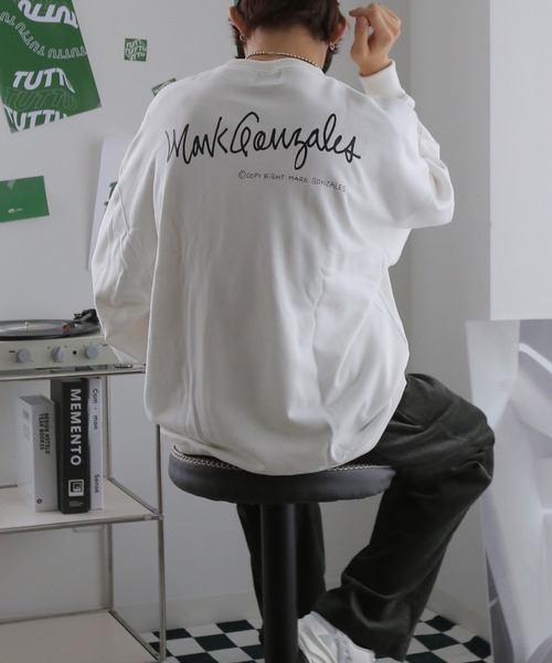 Mark Gonzales（マーク・ゴンザレス）の「Mark Gonzales/マークゴンザレス 別注 ビッグシルエット プリント 刺繍 裏毛 長袖 スウェット トレーナー　オーバーサイズ（スウェット・メンズ・ホワイト/ブラック/ダークグリーン/グレー/ブルー/ホワイト系その他/ブラック系その他/グレー系その他/グリーン系その他/ブルー系その他/ホワイト系その他2/ホワイト系その他3/ホワイト系その他4/ホワイト系その他5/ブラック系その他2/ブラック系その他3/ブラック系その他4/ブラック系その他5/グレー系その他2/グレー系その他3/グリーン系その他2/グリーン系その他3/グリーン系その他4/ブルー系その他2・M/L）」の4枚目の写真