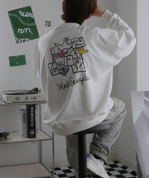 Mark Gonzales（マーク・ゴンザレス）の「Mark Gonzales/マークゴンザレス 別注 ビッグシルエット プリント 刺繍 裏毛 長袖 スウェット トレーナー　オーバーサイズ（スウェット・メンズ・ホワイト/ブラック/ダークグリーン/グレー/ブルー/ホワイト系その他/ブラック系その他/グレー系その他/グリーン系その他/ブルー系その他/ホワイト系その他2/ホワイト系その他3/ホワイト系その他4/ホワイト系その他5/ブラック系その他2/ブラック系その他3/ブラック系その他4/ブラック系その他5/グレー系その他2/グレー系その他3/グリーン系その他2/グリーン系その他3/グリーン系その他4/ブルー系その他2・M/L）」の5枚目の写真