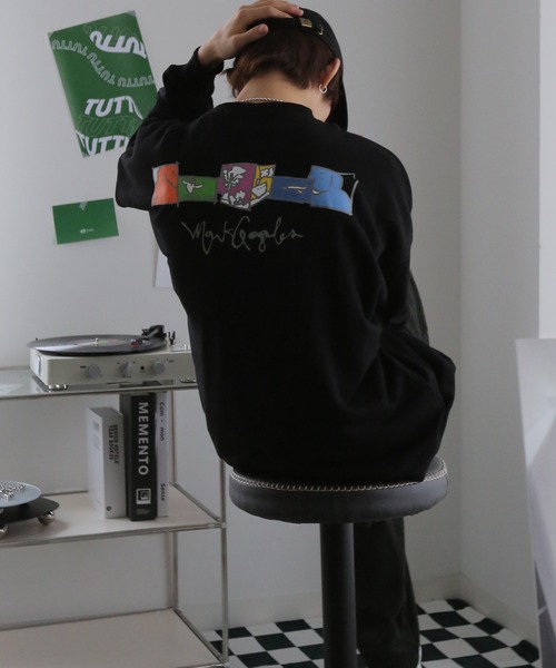 Mark Gonzales（マーク・ゴンザレス）の「Mark Gonzales/マークゴンザレス 別注 ビッグシルエット プリント 刺繍 裏毛 長袖 スウェット トレーナー　オーバーサイズ（スウェット・メンズ・ホワイト/ブラック/ダークグリーン/グレー/ブルー/ホワイト系その他/ブラック系その他/グレー系その他/グリーン系その他/ブルー系その他/ホワイト系その他2/ホワイト系その他3/ホワイト系その他4/ホワイト系その他5/ブラック系その他2/ブラック系その他3/ブラック系その他4/ブラック系その他5/グレー系その他2/グレー系その他3/グリーン系その他2/グリーン系その他3/グリーン系その他4/ブルー系その他2・M/L）」の9枚目の写真