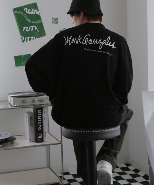 Mark Gonzales（マーク・ゴンザレス）の「Mark Gonzales/マークゴンザレス 別注 ビッグシルエット プリント 刺繍 裏毛 長袖 スウェット トレーナー　オーバーサイズ（スウェット・メンズ・ホワイト/ブラック/ダークグリーン/グレー/ブルー/ホワイト系その他/ブラック系その他/グレー系その他/グリーン系その他/ブルー系その他/ホワイト系その他2/ホワイト系その他3/ホワイト系その他4/ホワイト系その他5/ブラック系その他2/ブラック系その他3/ブラック系その他4/ブラック系その他5/グレー系その他2/グレー系その他3/グリーン系その他2/グリーン系その他3/グリーン系その他4/ブルー系その他2・M/L）」の10枚目の写真