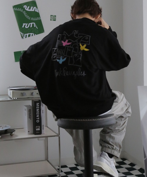 Mark Gonzales（マーク・ゴンザレス）の「Mark Gonzales/マークゴンザレス 別注 ビッグシルエット プリント 刺繍 裏毛 長袖 スウェット トレーナー　オーバーサイズ（スウェット・メンズ・ホワイト/ブラック/ダークグリーン/グレー/ブルー/ホワイト系その他/ブラック系その他/グレー系その他/グリーン系その他/ブルー系その他/ホワイト系その他2/ホワイト系その他3/ホワイト系その他4/ホワイト系その他5/ブラック系その他2/ブラック系その他3/ブラック系その他4/ブラック系その他5/グレー系その他2/グレー系その他3/グリーン系その他2/グリーン系その他3/グリーン系その他4/ブルー系その他2・M/L）」の11枚目の写真