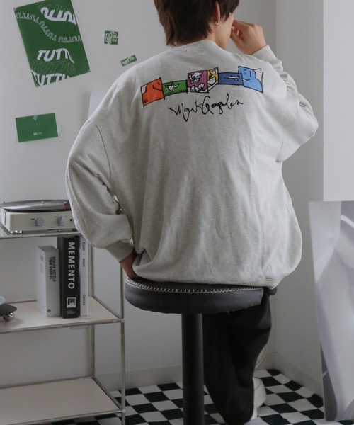 Mark Gonzales（マーク・ゴンザレス）の「Mark Gonzales/マークゴンザレス 別注 ビッグシルエット プリント 刺繍 裏毛 長袖 スウェット トレーナー　オーバーサイズ（スウェット・メンズ・ホワイト/ブラック/ダークグリーン/グレー/ブルー/ホワイト系その他/ブラック系その他/グレー系その他/グリーン系その他/ブルー系その他/ホワイト系その他2/ホワイト系その他3/ホワイト系その他4/ホワイト系その他5/ブラック系その他2/ブラック系その他3/ブラック系その他4/ブラック系その他5/グレー系その他2/グレー系その他3/グリーン系その他2/グリーン系その他3/グリーン系その他4/ブルー系その他2・M/L）」の15枚目の写真