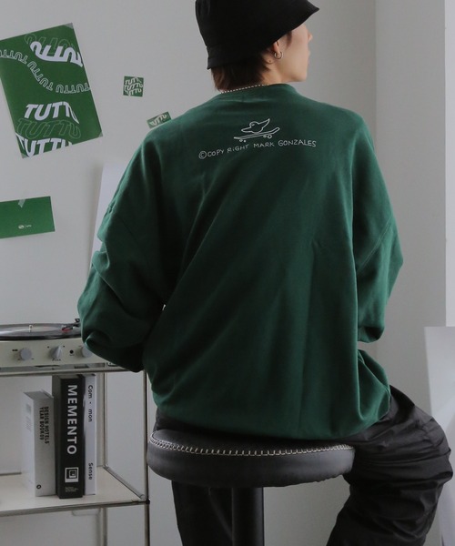 Mark Gonzales（マーク・ゴンザレス）の「Mark Gonzales/マークゴンザレス 別注 ビッグシルエット プリント 刺繍 裏毛 長袖 スウェット トレーナー　オーバーサイズ（スウェット・メンズ・ホワイト/ブラック/ダークグリーン/グレー/ブルー/ホワイト系その他/ブラック系その他/グレー系その他/グリーン系その他/ブルー系その他/ホワイト系その他2/ホワイト系その他3/ホワイト系その他4/ホワイト系その他5/ブラック系その他2/ブラック系その他3/ブラック系その他4/ブラック系その他5/グレー系その他2/グレー系その他3/グリーン系その他2/グリーン系その他3/グリーン系その他4/ブルー系その他2・M/L）」の19枚目の写真