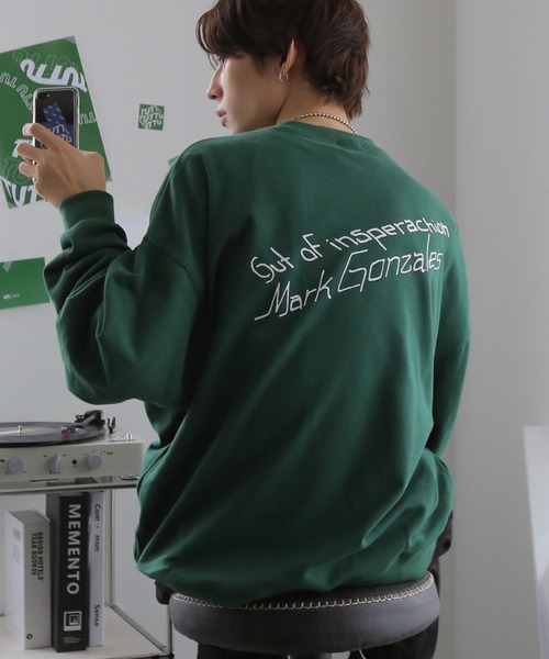 Mark Gonzales（マーク・ゴンザレス）の「Mark Gonzales/マークゴンザレス 別注 ビッグシルエット プリント 刺繍 裏毛 長袖 スウェット トレーナー　オーバーサイズ（スウェット・メンズ・ホワイト/ブラック/ダークグリーン/グレー/ブルー/ホワイト系その他/ブラック系その他/グレー系その他/グリーン系その他/ブルー系その他/ホワイト系その他2/ホワイト系その他3/ホワイト系その他4/ホワイト系その他5/ブラック系その他2/ブラック系その他3/ブラック系その他4/ブラック系その他5/グレー系その他2/グレー系その他3/グリーン系その他2/グリーン系その他3/グリーン系その他4/ブルー系その他2・M/L）」の17枚目の写真