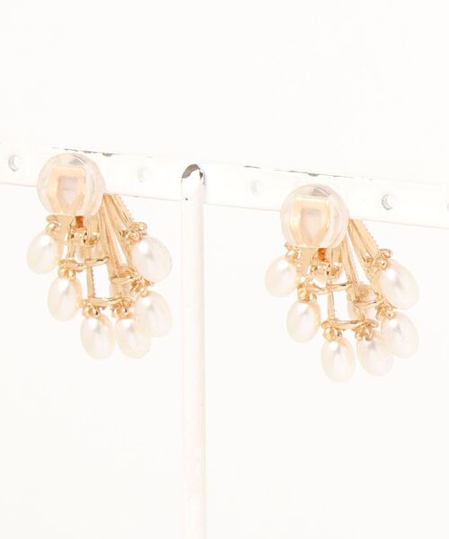 TIMELESS&THREE(タイムレスアンドスリー)の「パールシャワーイヤリング(イヤリング・レディース・ゴールド・FREE)」の2枚目の写真