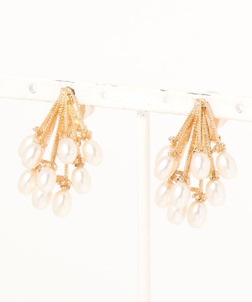 TIMELESS&THREE(タイムレスアンドスリー)の「パールシャワーイヤリング(イヤリング・レディース・ゴールド・FREE)」の3枚目の写真