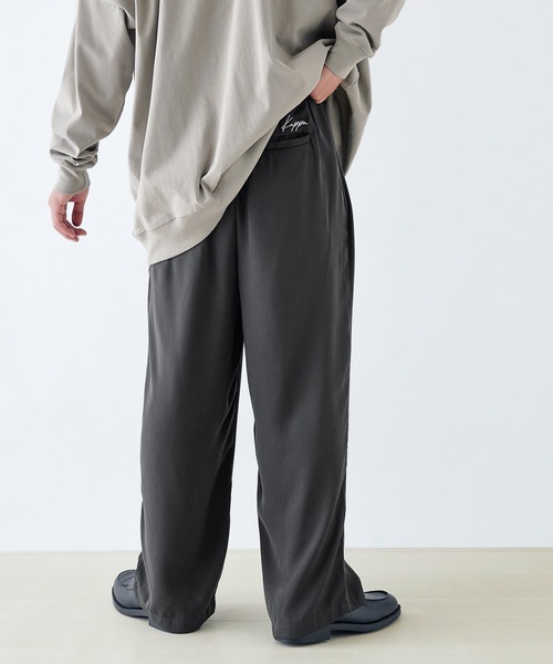 Kappa（カッパ）の「Kappa / カッパ 別注 ロゴ刺繍 イージータック ドレープ ワイドシルエットパンツ（スラックス・メンズ・ブラック/グレー系その他/アイボリー/ブラウン系その他/チャコールグレー・M/L）」の5枚目の写真