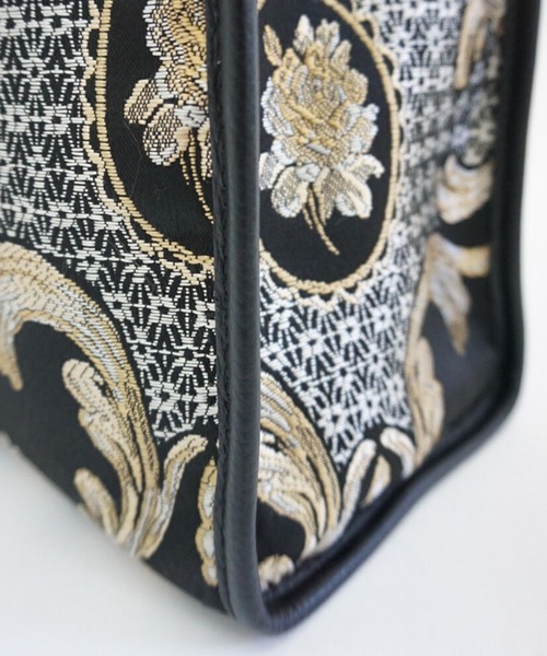 intoxic.(イントキシック)の「DAMASK JACQUARD LARGE TOTE ラージトート(トートバッグ・レディース・ブラック/ブルー/オレンジ・FREE)」の6枚目の写真
