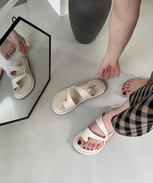 La-gemme（ラジェム）の「クロスベルトサンダル（サンダル・レディース・オフホワイト/イエロー/ブラウン/ブラック・38/36/39/35/37）」の11枚目の写真