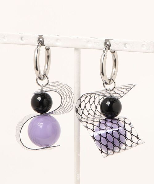 tone（トーン）の「【Beauty bell】うねうねフープピアス（ピアス（両耳用）・レディース・ブラック/クリア/ブラック系その他/シルバー系その他/パープル/パープル系その他/ブラック系/イエロー系その他/ブラック系その他2/その他/ブラック系その他3/ブラック系その他4・FREE）」の7枚目の写真