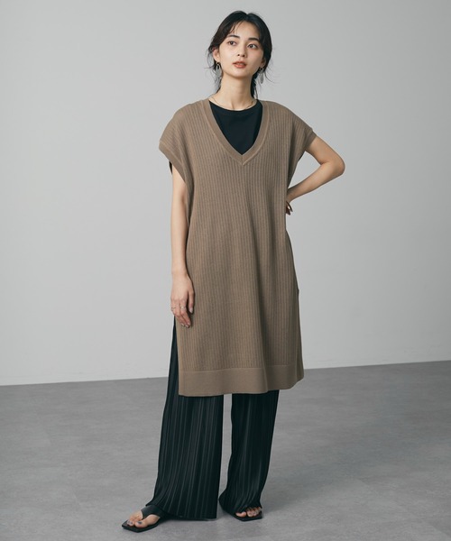 CRAFT STANDARD BOUTIQUE(クラフトスタンダードブティック)の「【手洗い】リブ切替えVネックジレ *◆(ベスト・レディース・ベージュ/チャコールグレー/グリーン・FREE)」の2枚目の写真