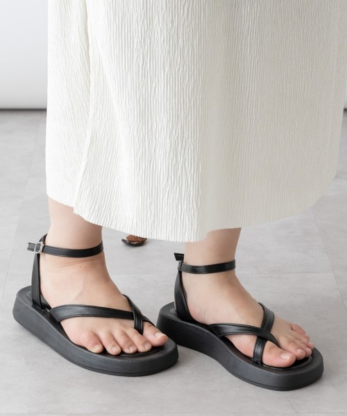 mebole(メボレ)の「クロスストラップ厚底サンダル(サンダル・レディース・ホワイト/ブラック・SMALL/MEDIUM/LARGE)」の2枚目の写真
