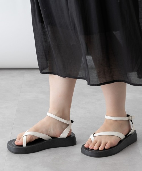 mebole(メボレ)の「クロスストラップ厚底サンダル(サンダル・レディース・ホワイト/ブラック・SMALL/MEDIUM/LARGE)」の11枚目の写真