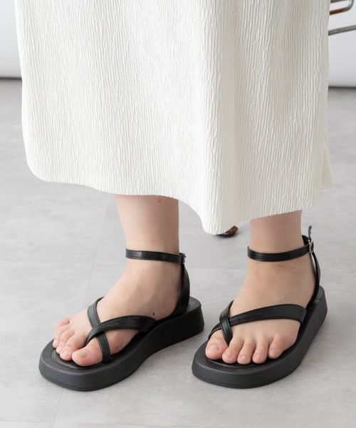 mebole(メボレ)の「クロスストラップ厚底サンダル(サンダル・レディース・ホワイト/ブラック・SMALL/MEDIUM/LARGE)」の8枚目の写真