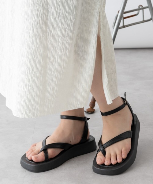 mebole(メボレ)の「クロスストラップ厚底サンダル(サンダル・レディース・ホワイト/ブラック・SMALL/MEDIUM/LARGE)」の7枚目の写真