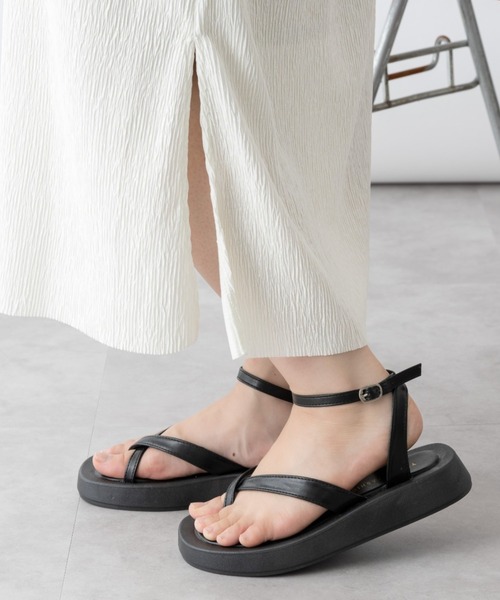 mebole(メボレ)の「クロスストラップ厚底サンダル(サンダル・レディース・ホワイト/ブラック・SMALL/MEDIUM/LARGE)」の6枚目の写真