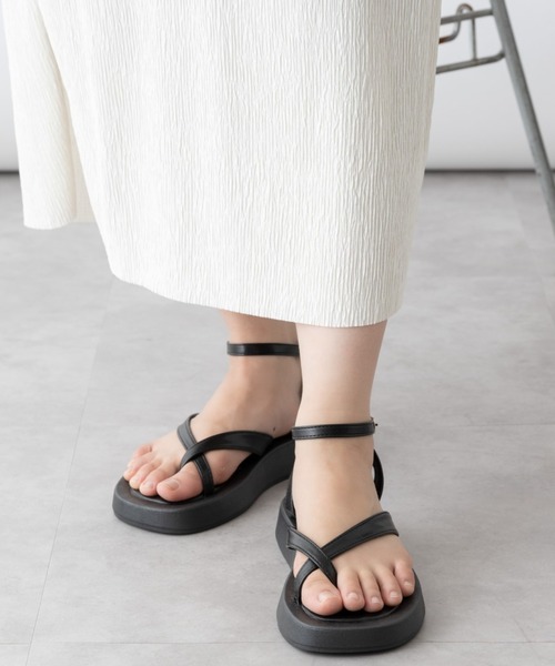 mebole(メボレ)の「クロスストラップ厚底サンダル(サンダル・レディース・ホワイト/ブラック・SMALL/MEDIUM/LARGE)」の5枚目の写真