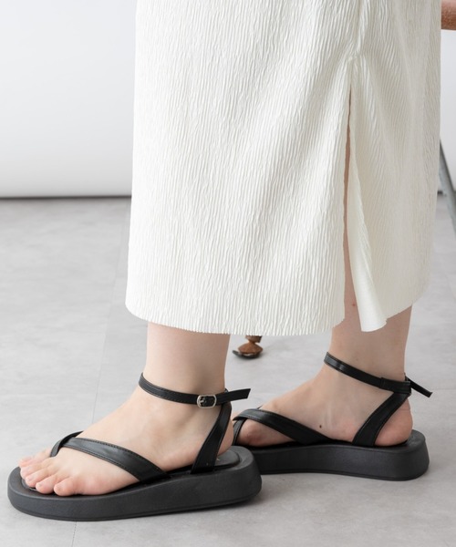 mebole(メボレ)の「クロスストラップ厚底サンダル(サンダル・レディース・ホワイト/ブラック・SMALL/MEDIUM/LARGE)」の4枚目の写真