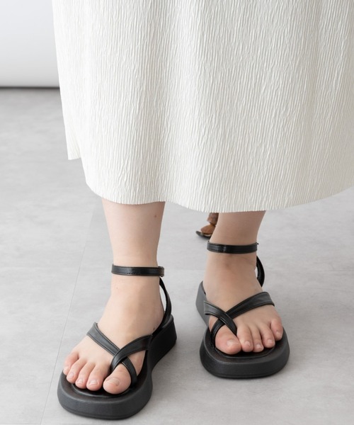 mebole(メボレ)の「クロスストラップ厚底サンダル(サンダル・レディース・ホワイト/ブラック・SMALL/MEDIUM/LARGE)」の3枚目の写真