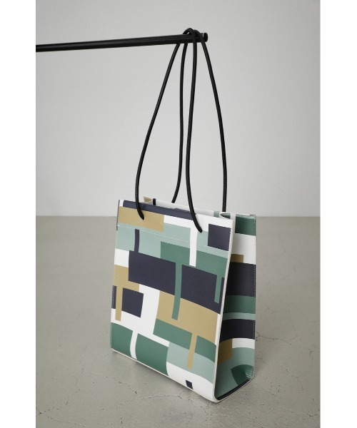 AZUL by moussy(アズールバイマウジー)の「NARROW HANDLE SHOPPER BAG Ⅲ/ナローハンドルショッパーバッグⅢ(ショルダーバッグ・レディース・ブラック/ベージュ/グリーン/マルチ・FREE)」の21枚目の写真