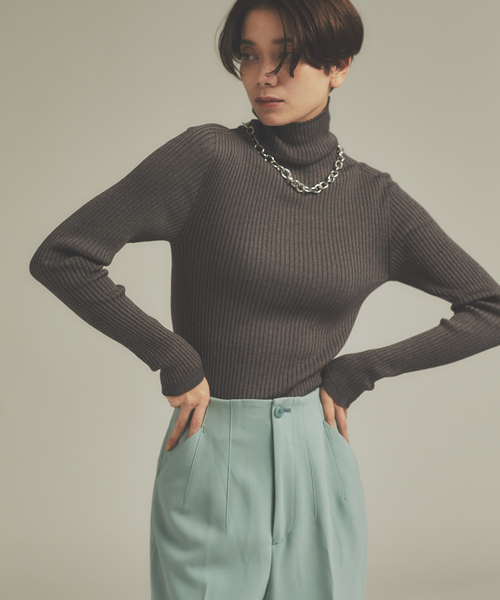 qualite（カリテ）の「シームレスタートルニット（ニット/セーター・レディース・ホワイト/ブラック/オレンジ/チャコールグレー・フリー）」の4枚目の写真