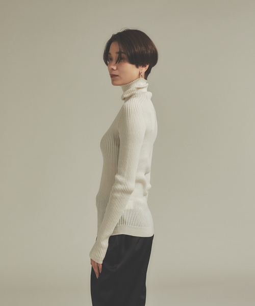 qualite（カリテ）の「シームレスタートルニット（ニット/セーター・レディース・ホワイト/ブラック/オレンジ/チャコールグレー・フリー）」の15枚目の写真