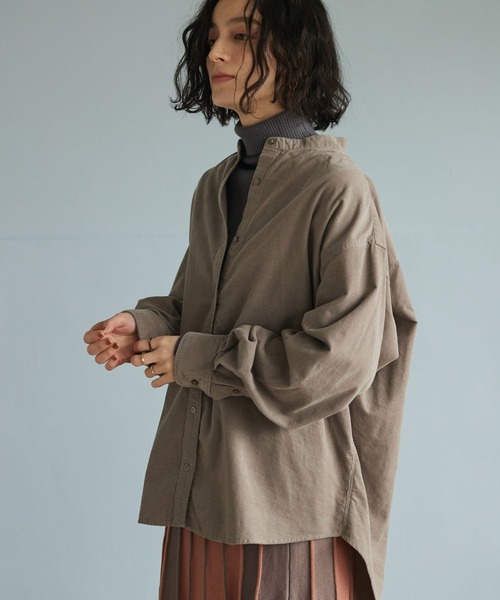CRAFT STANDARD BOUTIQUE(クラフトスタンダードブティック)の「コーデュロイバンドカラーシャツ(シャツ/ブラウス・レディース・グレイッシュベージュ/カーキ/マスタード・M/L)」の2枚目の写真