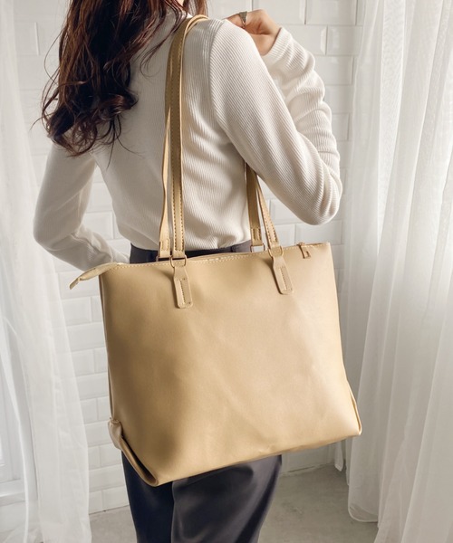 wears（ウェアーズ）の「【A4収納可,軽量】無地PU素材ZIPトートバッグ（トートバッグ・レディース・ブラック/ベージュ/ダークブラウン・FREE）」の3枚目の写真