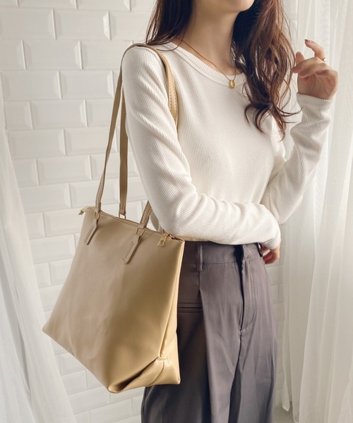 wears（ウェアーズ）の「【A4収納可,軽量】無地PU素材ZIPトートバッグ（トートバッグ・レディース・ブラック/ベージュ/ダークブラウン・FREE）」の16枚目の写真