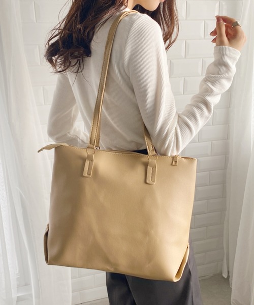 wears（ウェアーズ）の「【A4収納可,軽量】無地PU素材ZIPトートバッグ（トートバッグ・レディース・ブラック/ベージュ/ダークブラウン・FREE）」の17枚目の写真