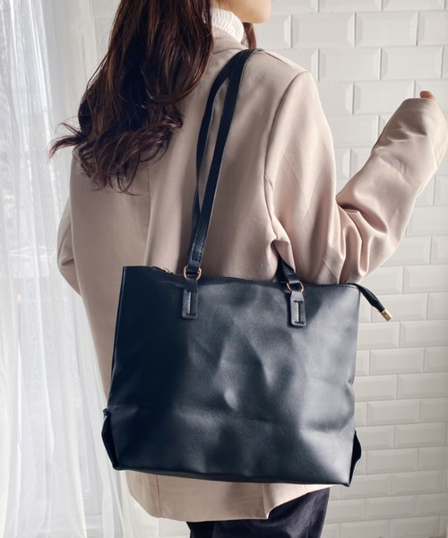 wears（ウェアーズ）の「【A4収納可,軽量】無地PU素材ZIPトートバッグ（トートバッグ・レディース・ブラック/ベージュ/ダークブラウン・FREE）」の6枚目の写真