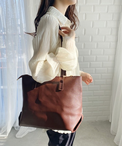 wears（ウェアーズ）の「【A4収納可,軽量】無地PU素材ZIPトートバッグ（トートバッグ・レディース・ブラック/ベージュ/ダークブラウン・FREE）」の9枚目の写真