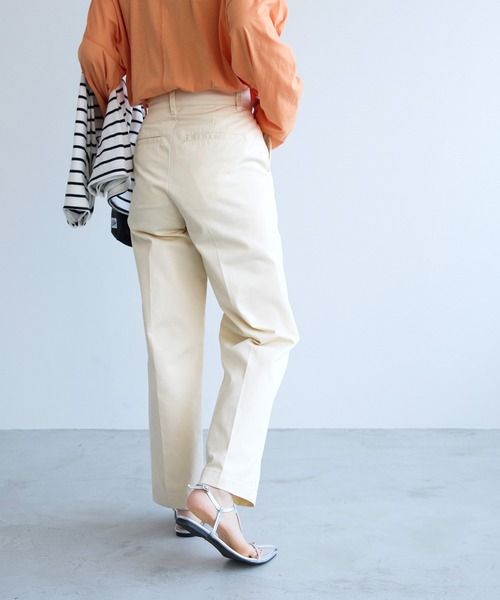 Chaco closet(チャコ クローゼット)の「ハイウエストセンタープレステーパードチノパンツ(チノパンツ・レディース・カーキ/アイボリー/ブラック/ベージュ・S/M/L)」の5枚目の写真