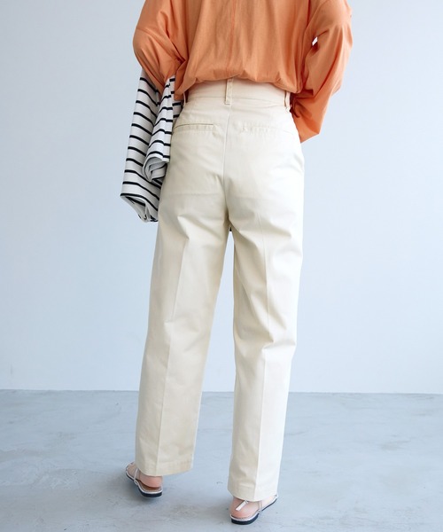 Chaco closet(チャコ クローゼット)の「ハイウエストセンタープレステーパードチノパンツ(チノパンツ・レディース・カーキ/アイボリー/ブラック/ベージュ・S/M/L)」の11枚目の写真