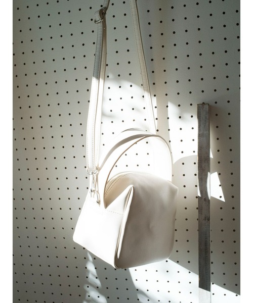 Lugnoncure(ルノンキュール)の「キューブ型バッグ(ハンドバッグ・レディース・イエロー/オフホワイト/ブラック・フリ-)」の2枚目の写真