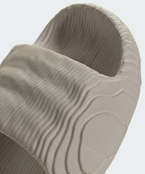 adidas(アディダス)の「アディレッタ 22 サンダル / Adilette 22 Slides / アディダスオリジナルス adidas Originals(サンダル・メンズ・ブラウン/ホワイト/グリーン/ベージュ/グレー・23.5cm/24.5cm/25.5cm/26.5cm/27.5cm/28.5cm/22.5cm)」の11枚目の写真