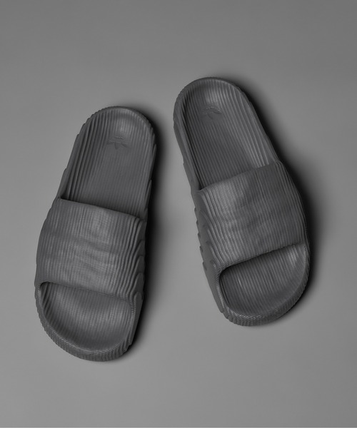 adidas(アディダス)の「アディレッタ 22 サンダル / Adilette 22 Slides / アディダスオリジナルス adidas Originals(サンダル・メンズ・ブラウン/ホワイト/グリーン/ベージュ/グレー・23.5cm/24.5cm/25.5cm/26.5cm/27.5cm/28.5cm/22.5cm)」の19枚目の写真