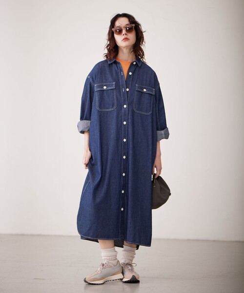 J.PRESS YORK STREET(ジェイプレスヨークストリート)の「【WOMEN】デニムロングシャツ ワンピース(シャツワンピース・レディース・ネイビー系/ダルブルー系・F)」の2枚目の写真