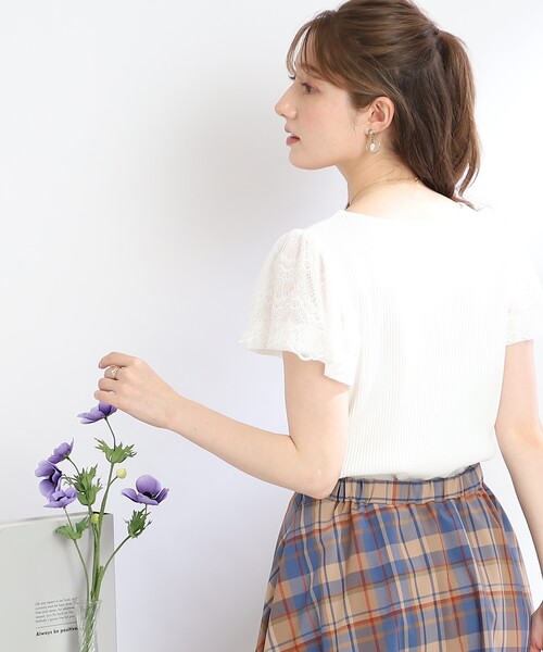 couture brooch（クチュールブローチ）の「◆【着映え感抜群、華盛りアイテム】レースチュール袖テレコトップス（Tシャツ/カットソー・レディース・ブラック/ブラウン系その他/オフホワイト/ライトグリーン/サックスブルー・42/36/38/40）」の17枚目の写真