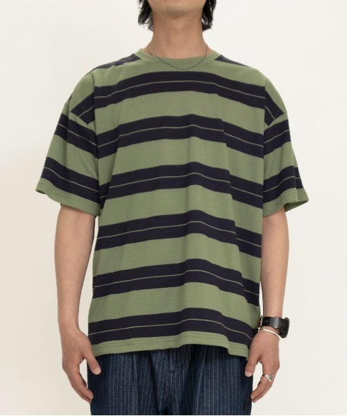 UNIVERSAL OVERALL（ユニバーサルオーバーオール）の「ボーダーTシャツ / BORDER OVER TEE（Tシャツ/カットソー・メンズ・ブラック×グリーン/グリーン系その他2/オレンジ系その他2・M/S/XL/L）」の22枚目の写真
