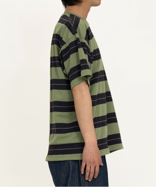 UNIVERSAL OVERALL（ユニバーサルオーバーオール）の「ボーダーTシャツ / BORDER OVER TEE（Tシャツ/カットソー・メンズ・ブラック×グリーン/グリーン系その他2/オレンジ系その他2・M/S/XL/L）」の10枚目の写真