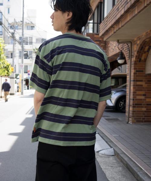 UNIVERSAL OVERALL（ユニバーサルオーバーオール）の「ボーダーTシャツ / BORDER OVER TEE（Tシャツ/カットソー・メンズ・ブラック×グリーン/グリーン系その他2/オレンジ系その他2・M/S/XL/L）」の16枚目の写真