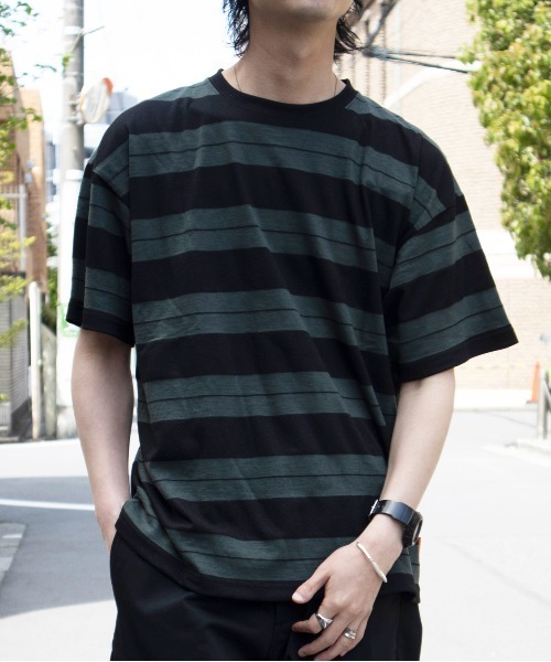 UNIVERSAL OVERALL（ユニバーサルオーバーオール）の「ボーダーTシャツ / BORDER OVER TEE（Tシャツ/カットソー・メンズ・ブラック×グリーン/グリーン系その他2/オレンジ系その他2・M/S/XL/L）」の9枚目の写真
